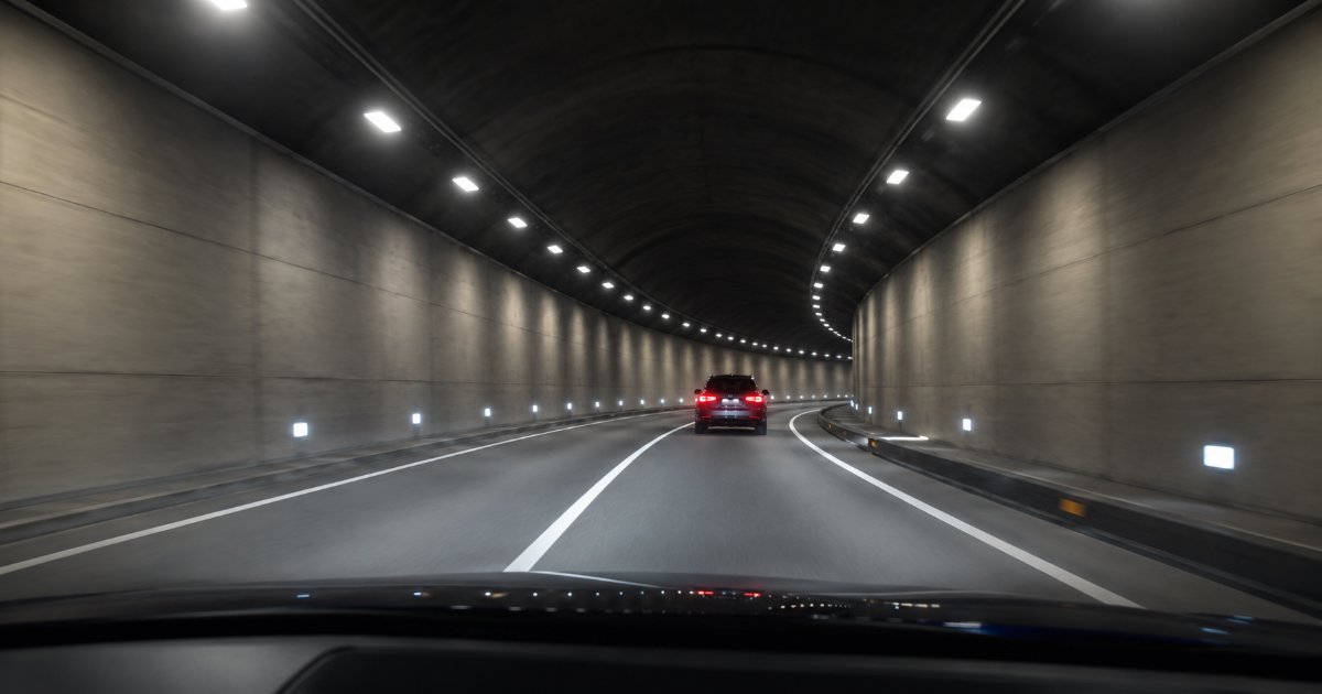 Reguli de circulație în tunel — lumini, distanță și ce faci în caz de pană: ghid complet pentru examenul auto DRPCIV 2026