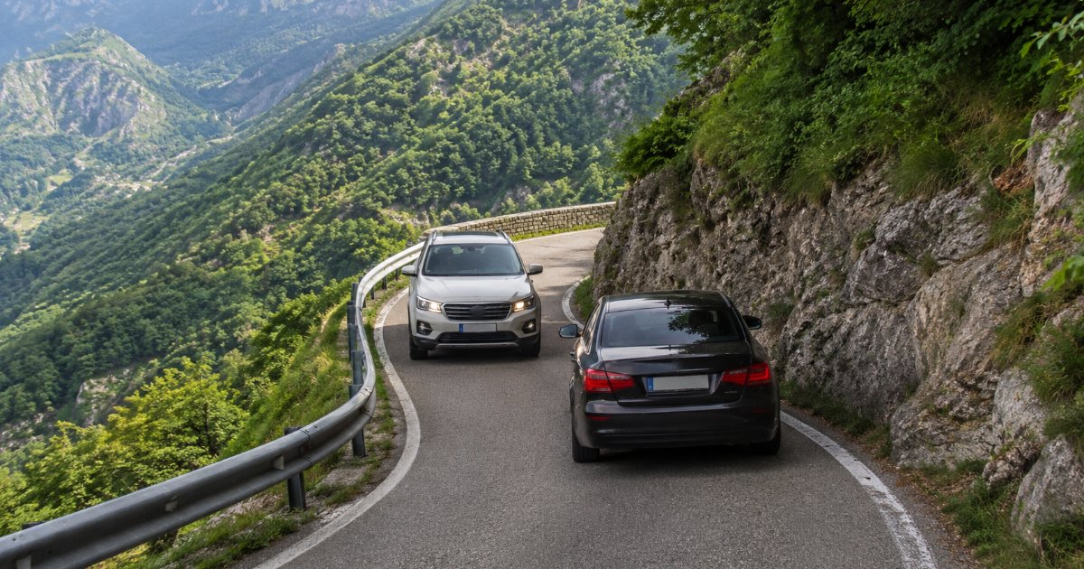 Conducerea în rampă și pantă — prioritate, frânare de motor și parcare: ghid complet pentru examenul auto DRPCIV 2026