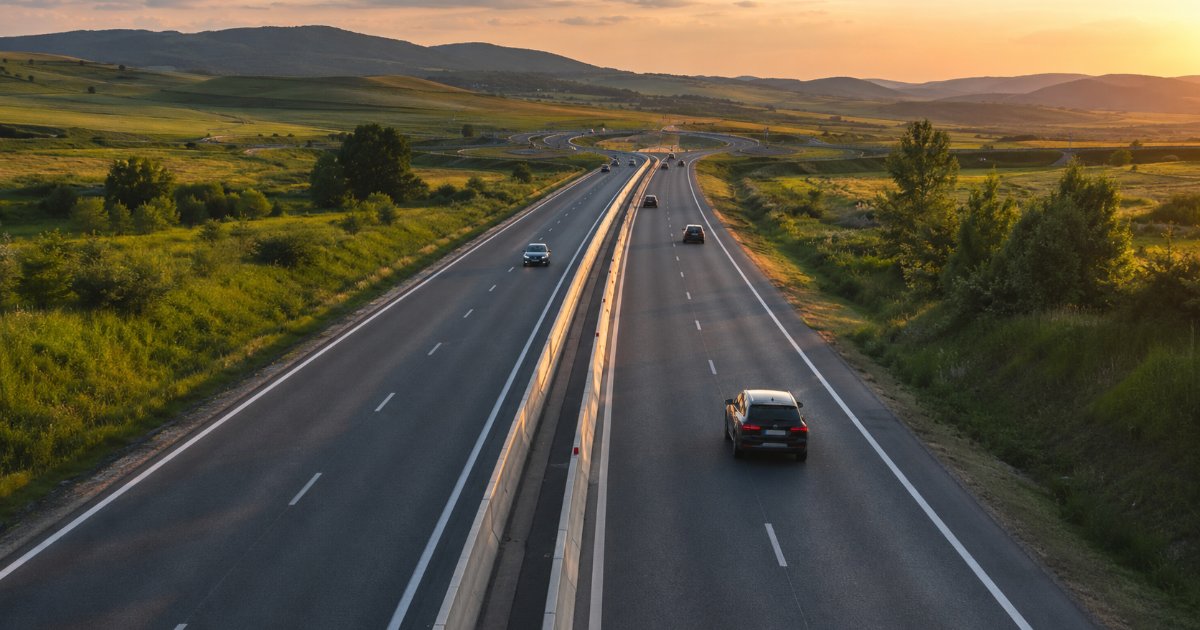 Drum expres vs. autostradă — diferențe, limite de viteză și reguli: ghid pentru examenul auto DRPCIV 2026