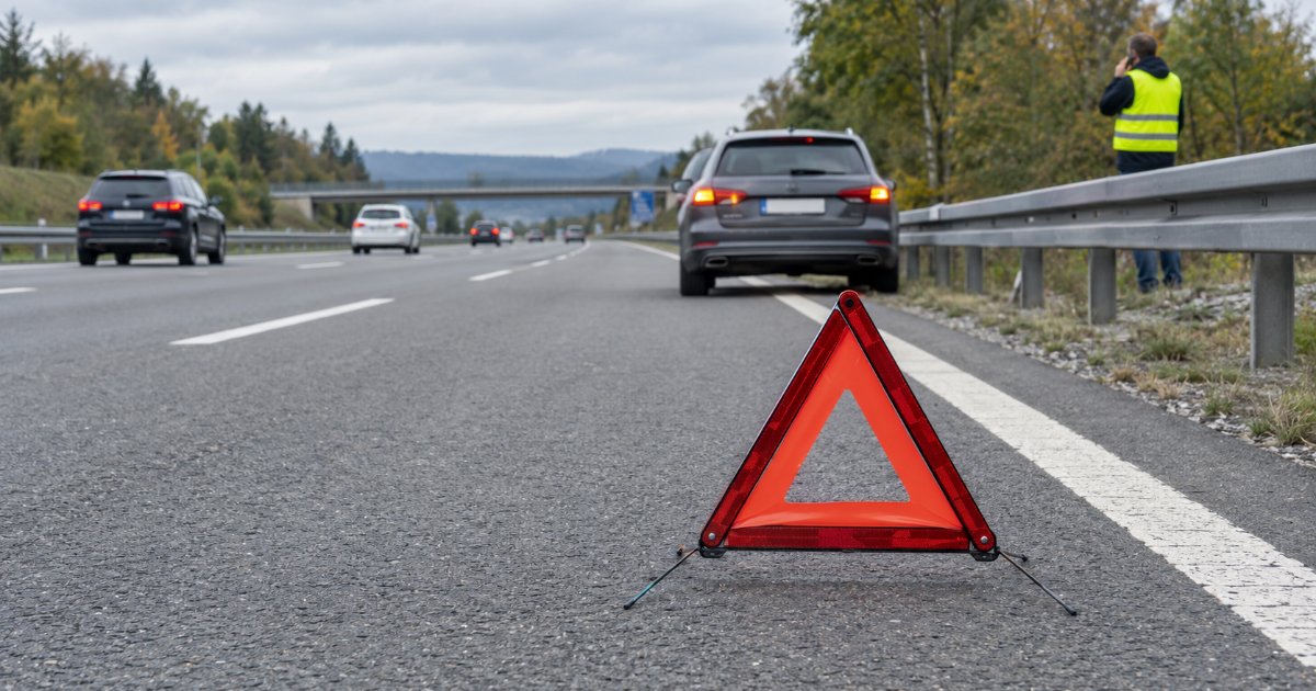 Pană sau defecțiune pe autostradă: unde oprești, cum semnalizezi și ce amenzi riști (2026)