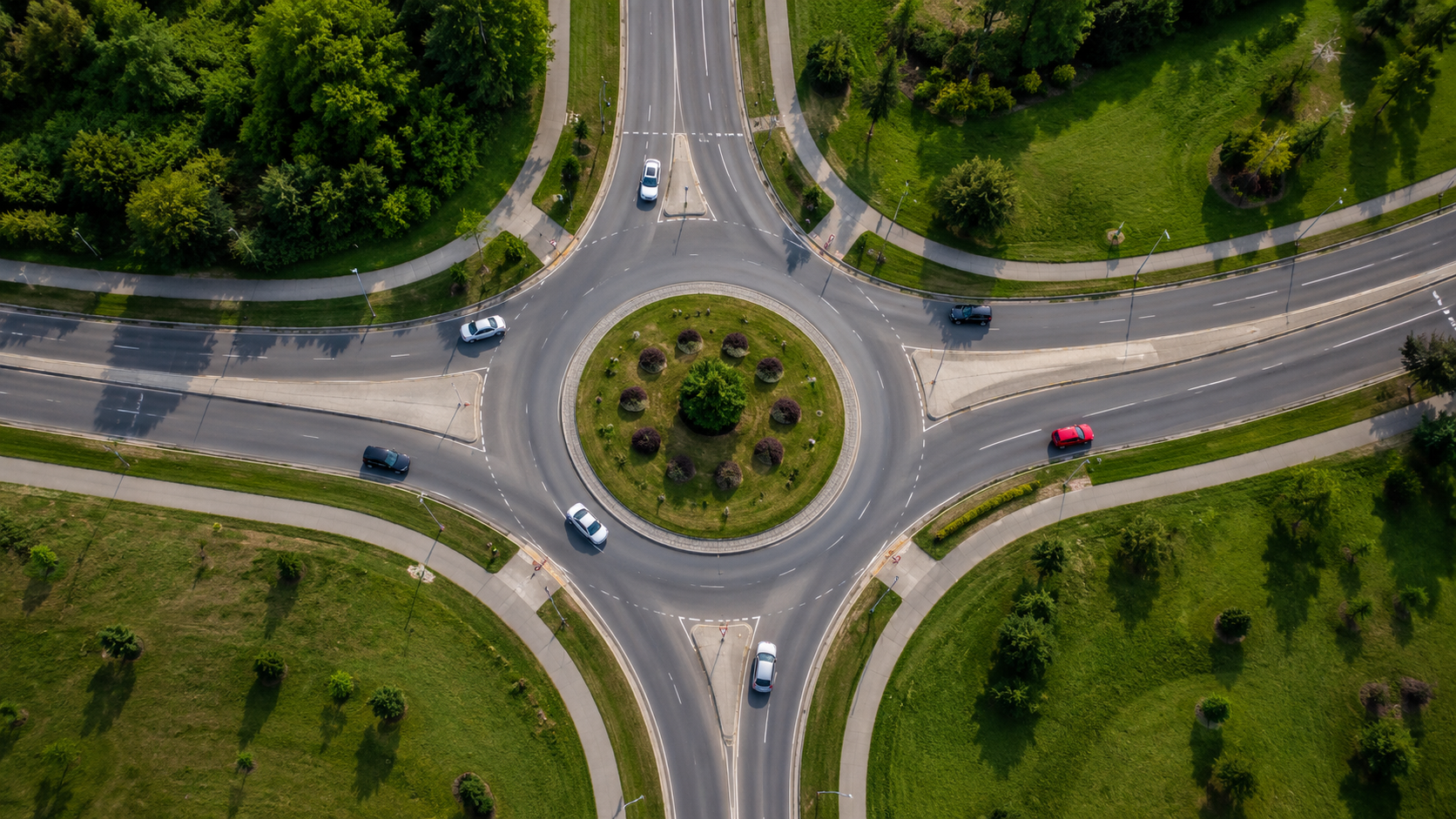 Reguli în sensul giratoriu pentru examenul auto DRPCIV 2026 — ghid complet